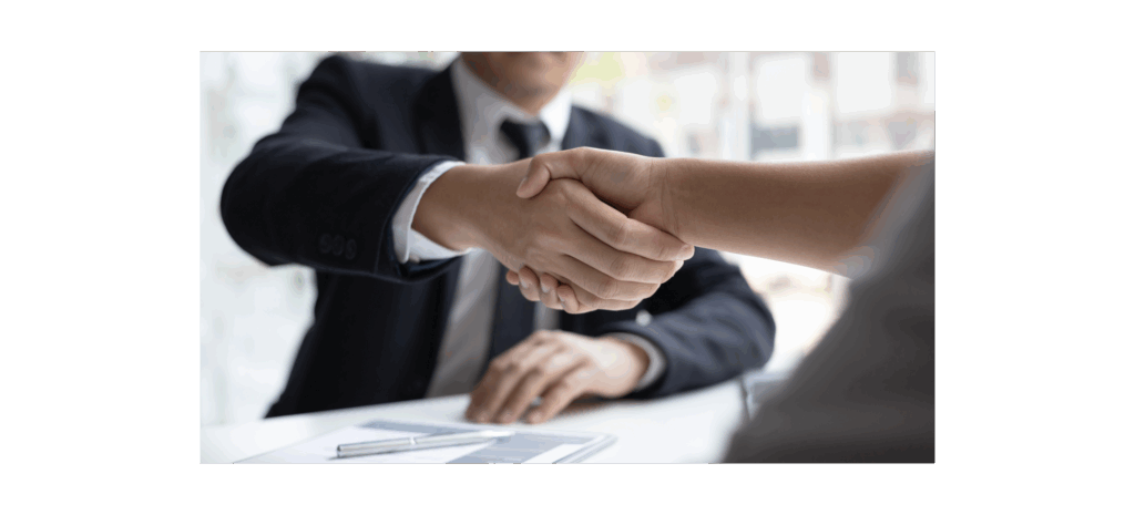内定が決まり握手している