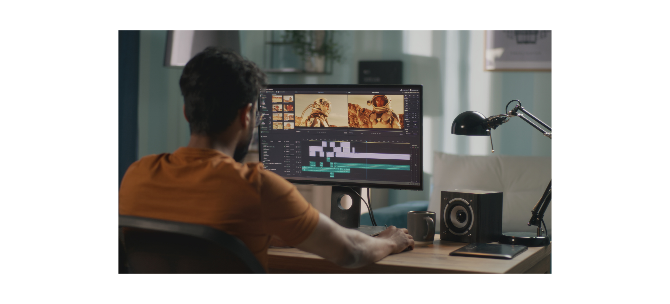 動画編集作業をする男性