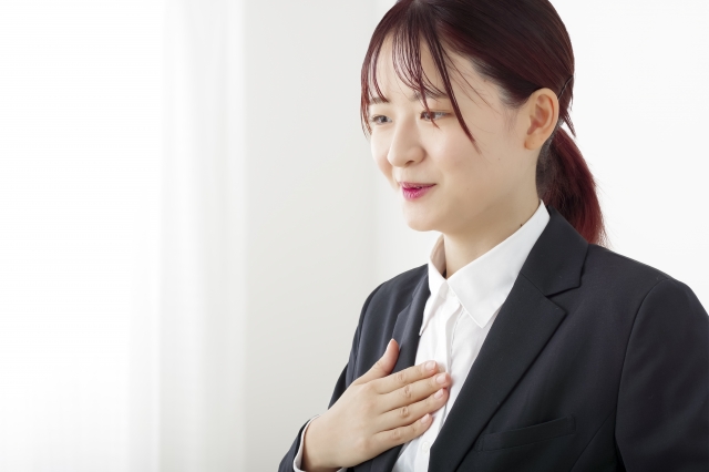 面接を受けているスーツの女性